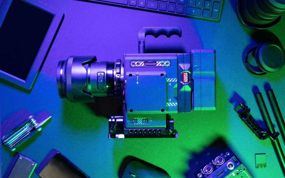 Videokamera und Zubehör in grünem und violettem Licht