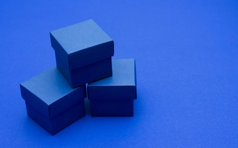 Blaue Geschenkboxen auf blauem Hintergrund