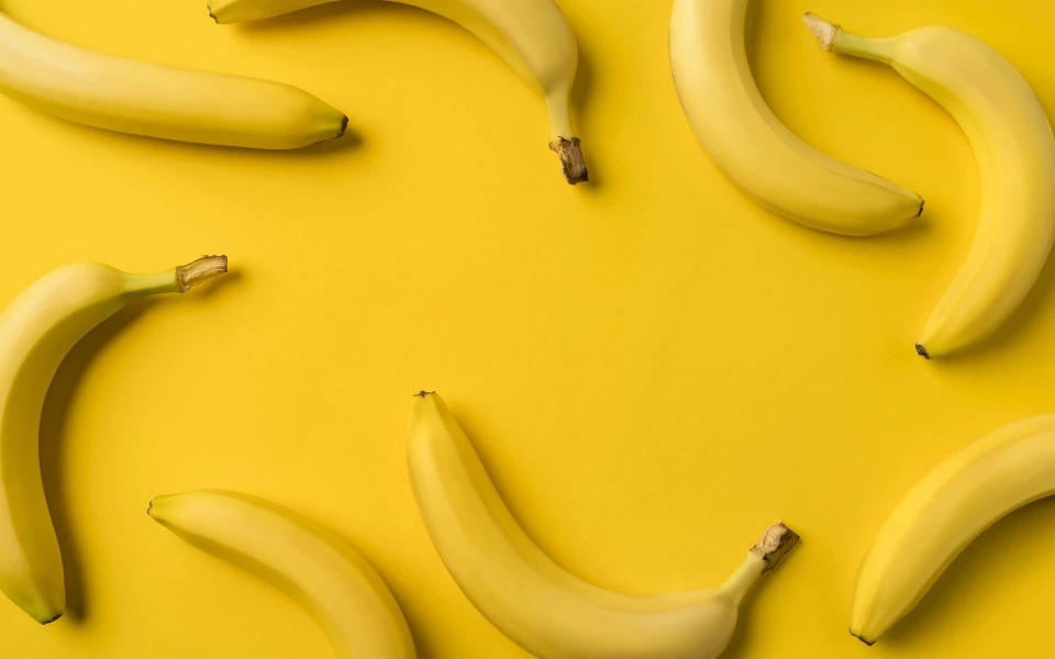 Reife Bananen auf gelbem Hintergrund