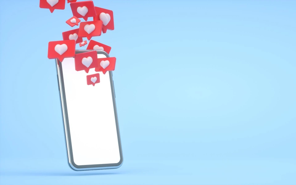 Smartphone mit Like-Benachrichtigungen vor hellblauem Hintergrund